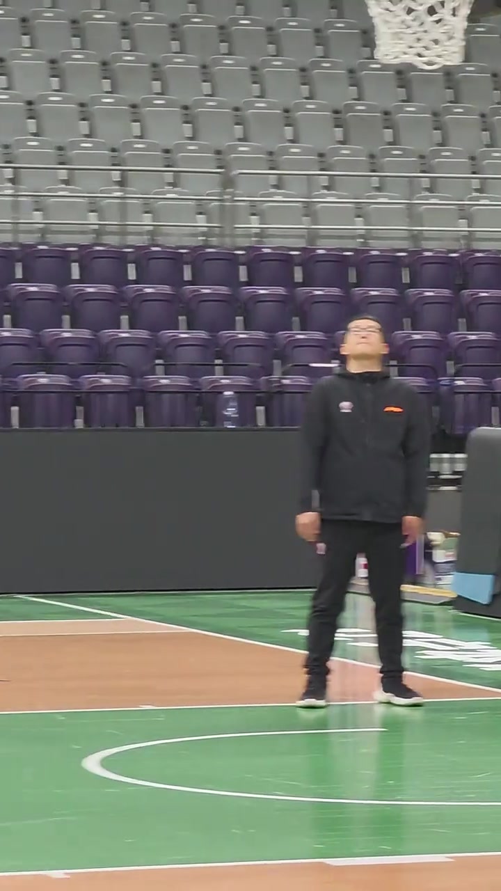 DB视讯百家乐记者：李添荣和王哲林感冒了&后者练吐了 洛夫顿穿休闲装坐场边