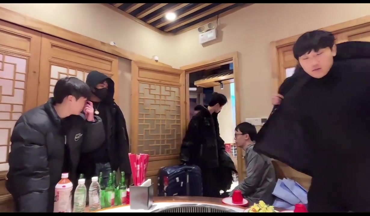 DB视讯百家乐庆功宴开席！icon、smlz、骇客和小伞和Doinb一起吃宵夜