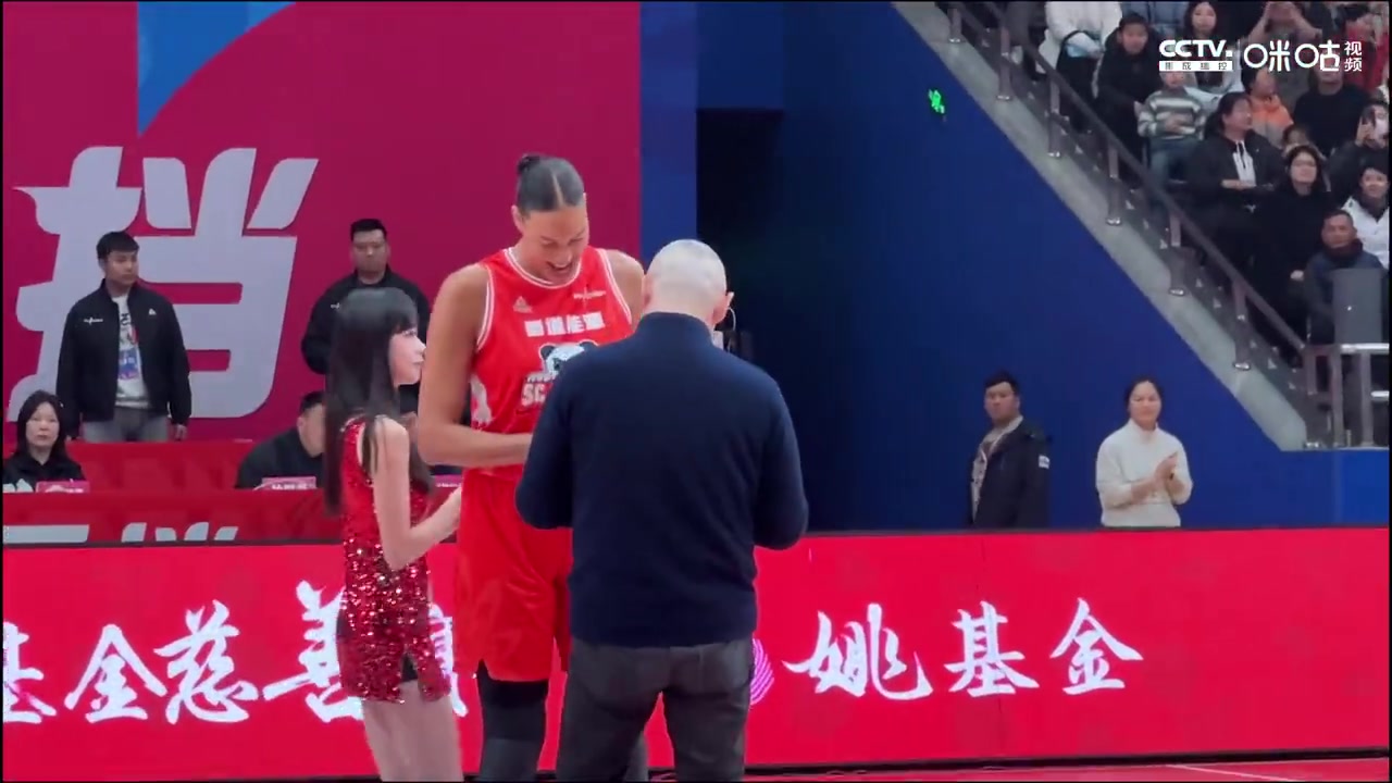 DB电子官网相当开心！四川女篮为坎贝奇颁发上赛季总冠军戒指！