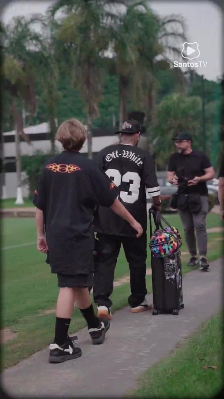 DB视讯官网返工😂内马尔上班第一天：坐飞机通勤，拖着行李箱“背井离乡”