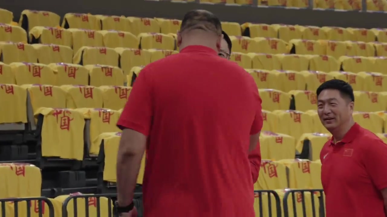 DG视讯官网平台因伤缺阵！胡明轩现场观战中国男篮对阵日本的比赛