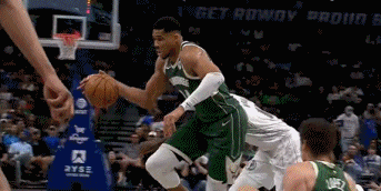 DG视讯官网平台摩西-布朗起跳对抗字母哥被吹犯规 基德挑战失败&字母两罚一中