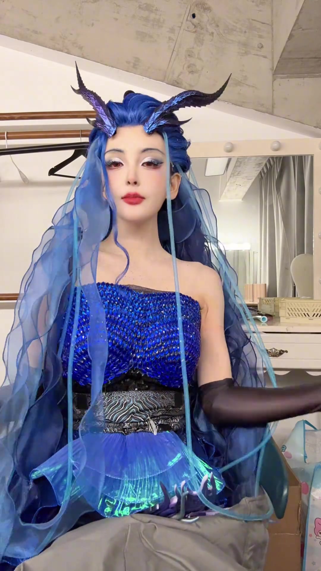 DB真人旗舰Rita更新抖音敖闰cos手势舞：姑姑拍了拍发现你欠揍