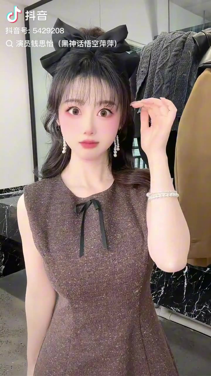 DB真人旗舰《黑神话》女演员钱思怡发布视频：头顶蝴蝶结 可爱手势舞俘虏男玩家