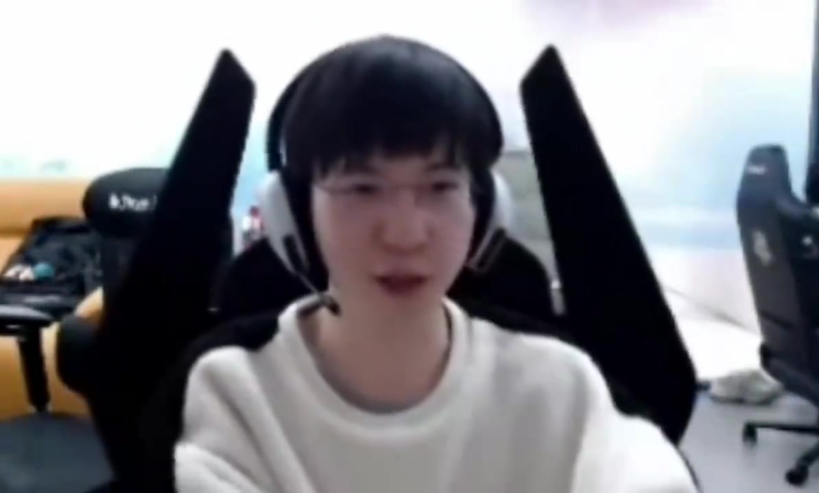 DB电子官网ELK玩Bin哥梗：英语我第二天就忘，当太阳升起就忘了呀😂