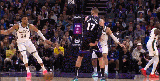 DB真人旗舰这冲击力！字母哥抢断反击大踏步双手暴扣！瓦兰拼老命追不上😂