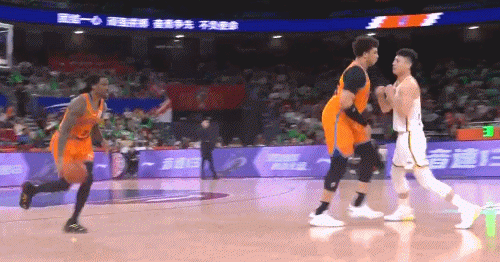 DB视讯官网对对碰！洛夫顿掩护时连续和鄢手骐身体对抗 被推倒后吹手帝犯规