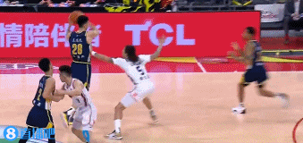 DB视讯官方登录入口手上有多余动作！伯克接球摆脱打到李添荣面部被吹进攻犯规