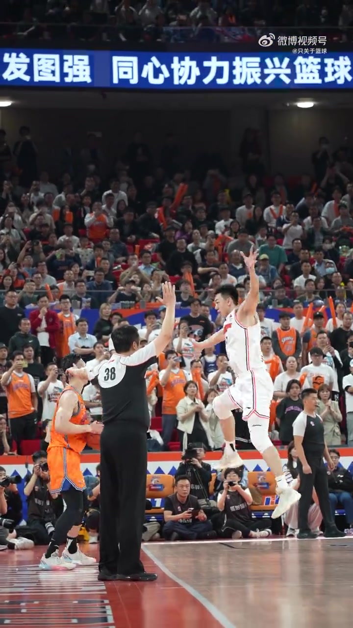 DB视讯百家乐撕心裂肺的吼叫！场边视角再看看哈维这离谱弧度的天神压哨绝杀！