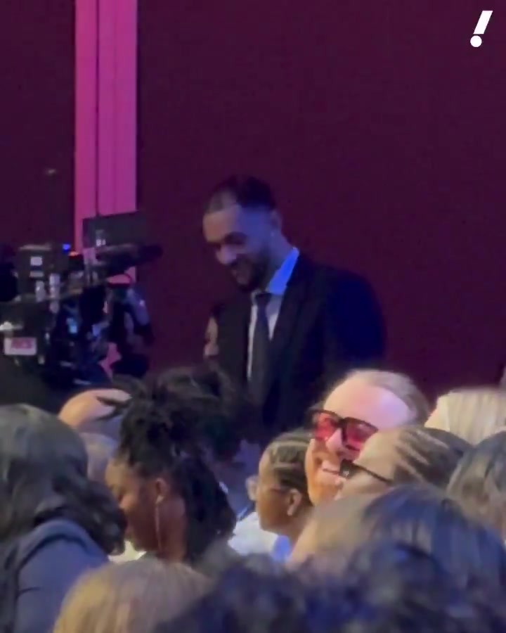 DB真人旗舰😘“美国晴子”海莉被选中 下台时和男友萨格斯爱的亲亲~