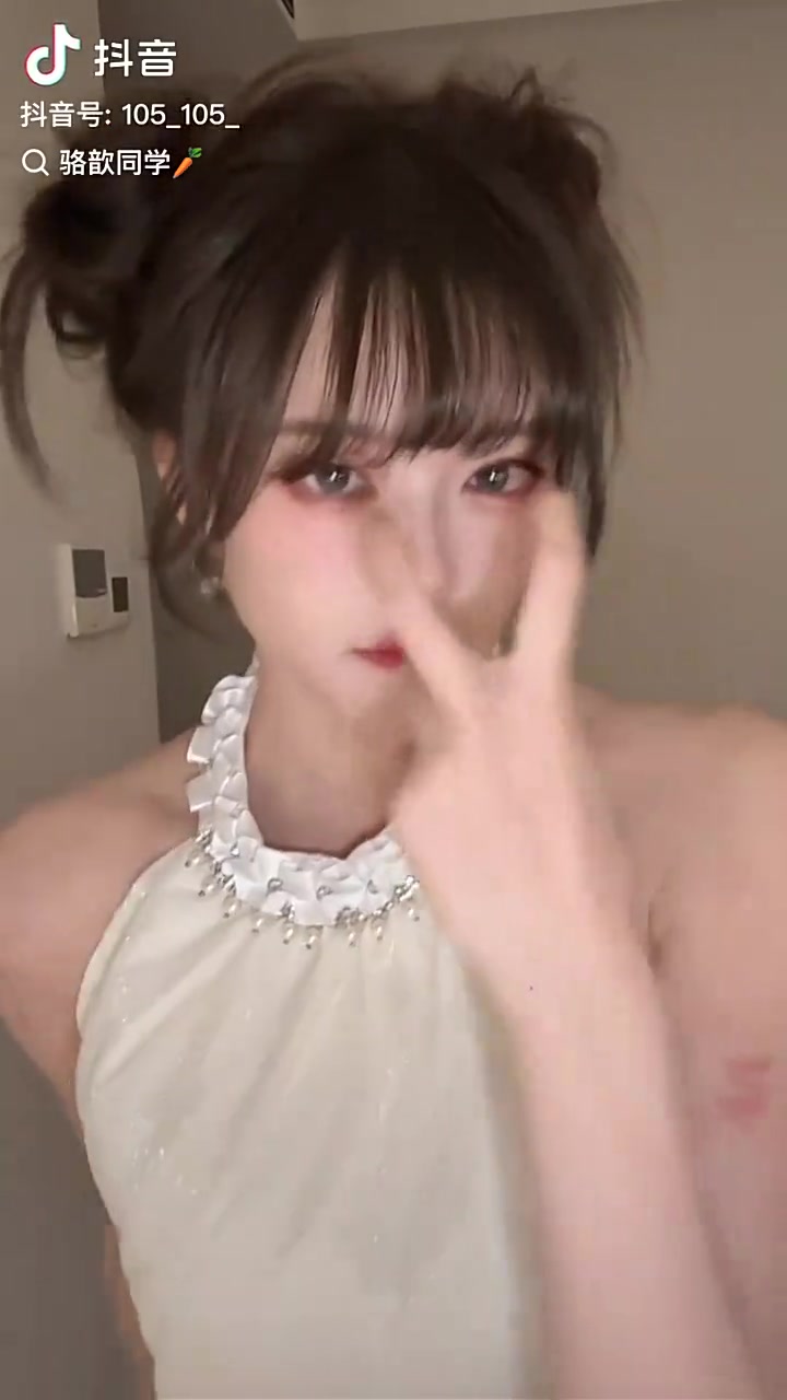 DB电子官网驼子姐玩尬的确实一手！骆歆更新舞蹈视频：亲爱的网友 尼嚎 接电话！