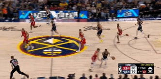 DB电子官网有拉拽？威少对抗防守摔倒丢球 博格丹助攻小琼斯起飞暴扣