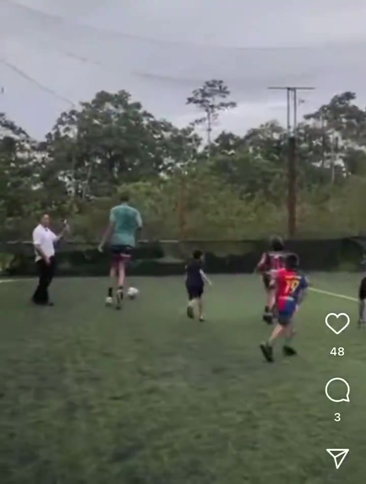 DB真人旗舰2米21的彩虹🤯文班亚马与一群小朋友踢球，彩虹过人后打门没进