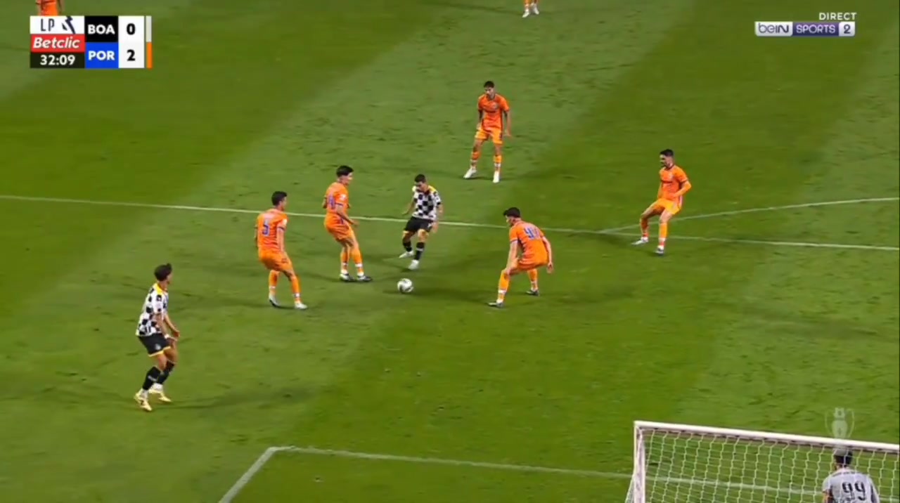 DB视讯官方登录入口离谱🤣波尔图球员抬手指挥队友解围，后者将球踢到他手臂上送点