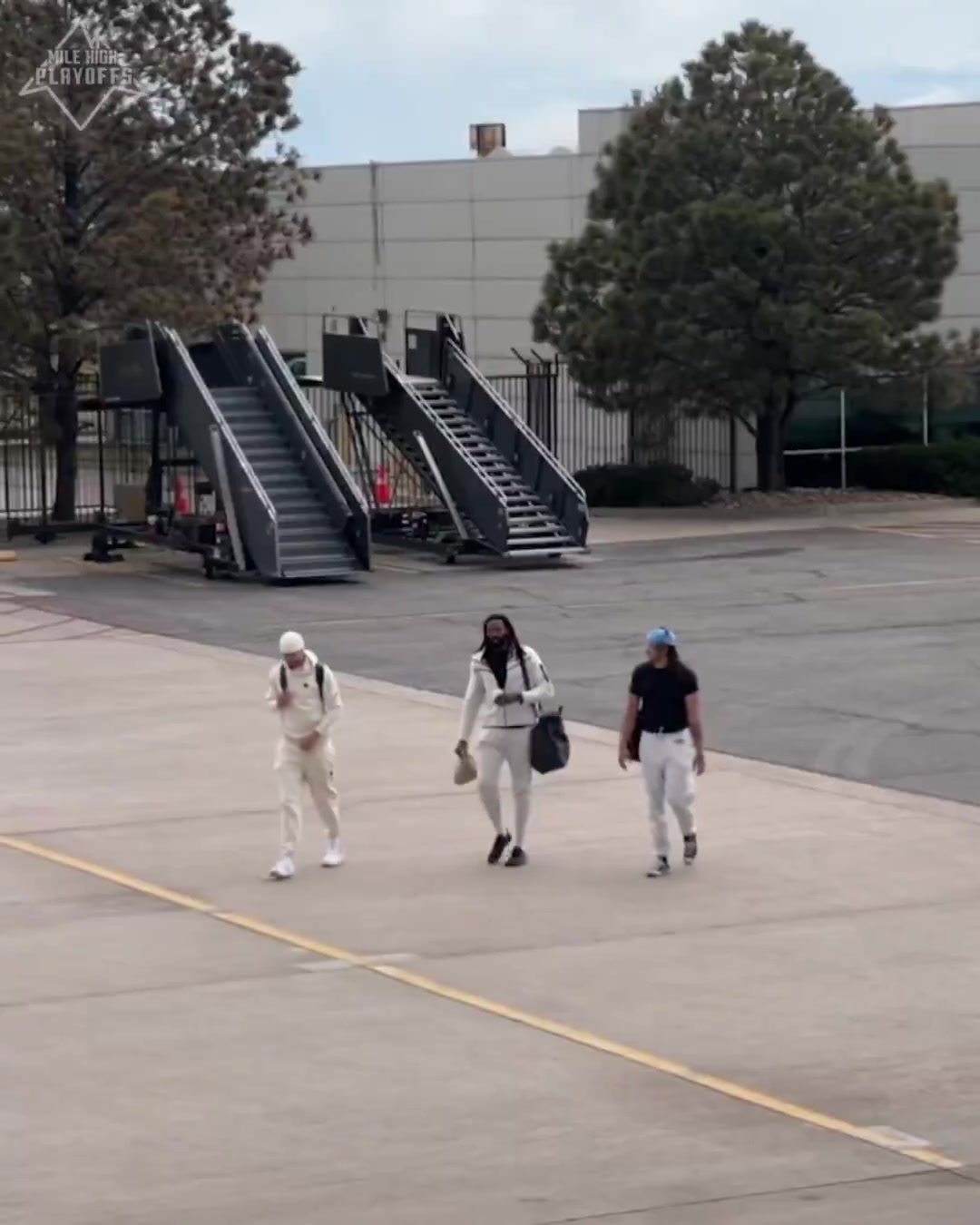 DB官网在线登录入口真要带伤打抢七？🤔掘金官推晒登机照：腿筋拉伤的戈登随队出征