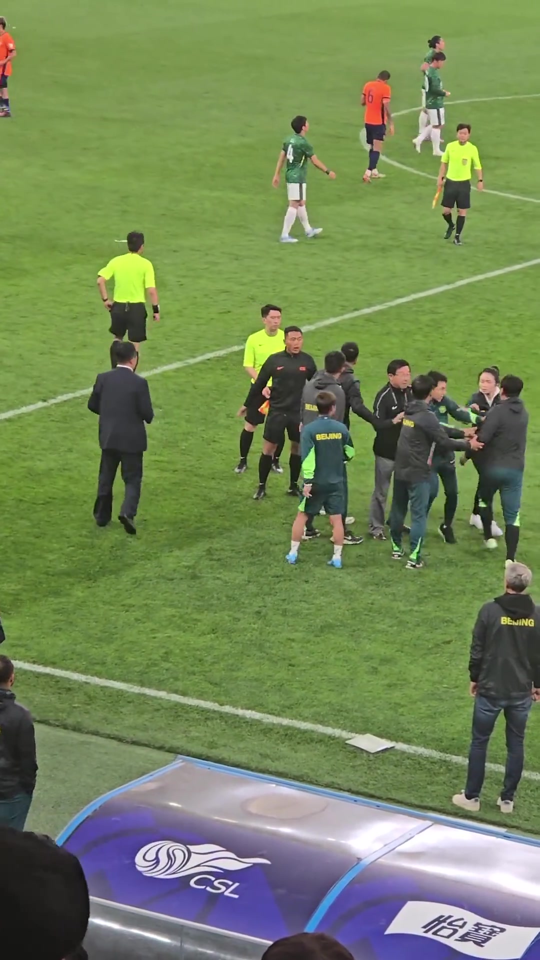DB视讯百家乐投掷水瓶+辱骂裁判！官方：国安领队隋东亮停赛5场，罚款5万