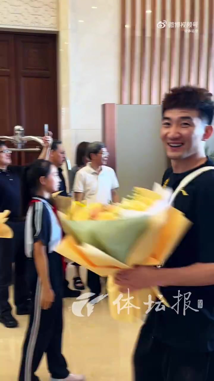 DB视讯百家乐载誉而归！广厦今天回到杭州 赵嘉仁和球队会合&举起至尊鼎