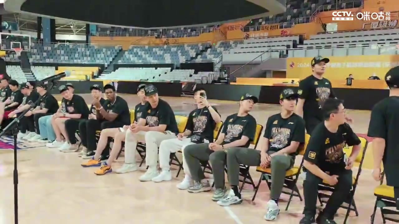 DB视讯官方登录入口没有忘记98号队员！广厦与独腿聋哑小伙何明亮一起共享总冠军荣誉