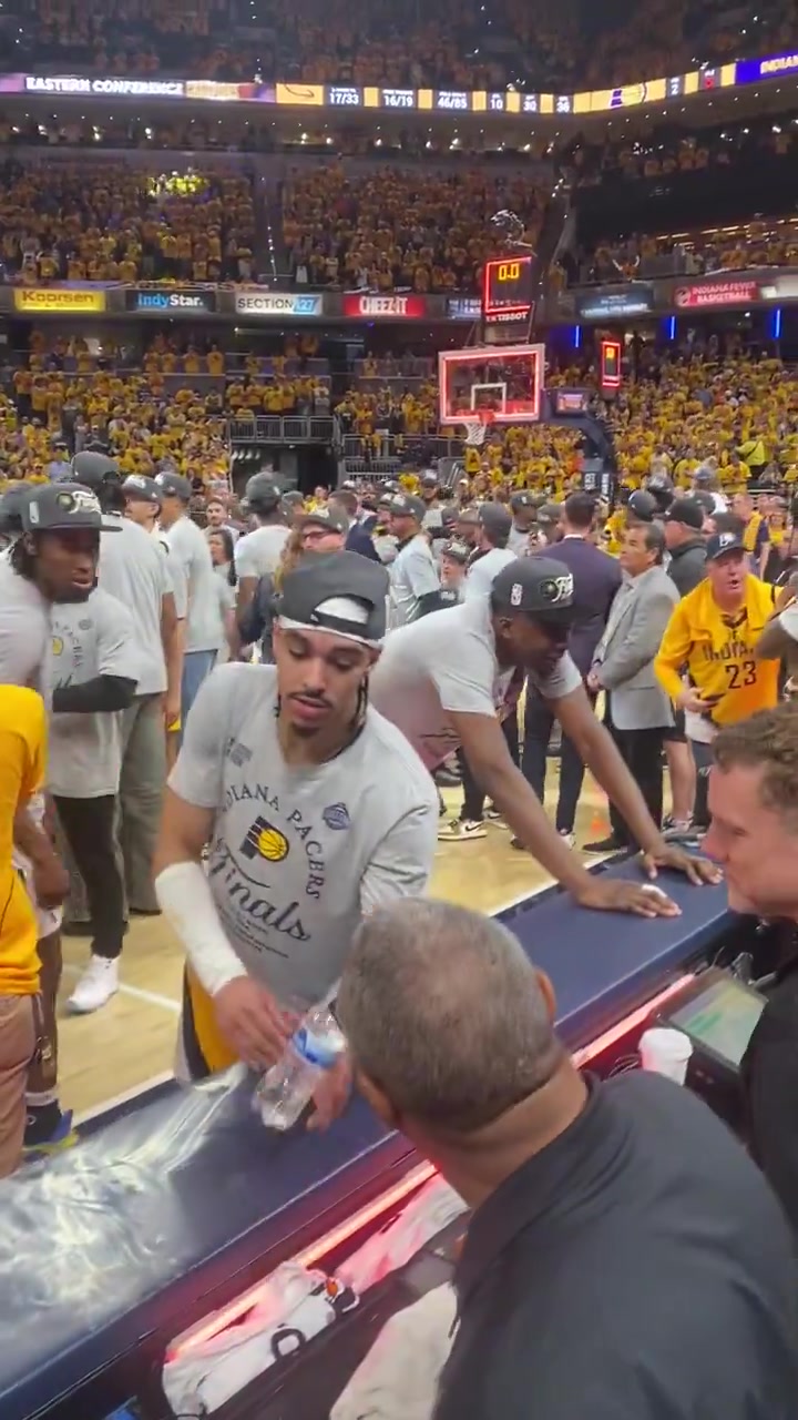 DB视讯官网托马斯-布莱恩特赛后激动地拳砸技术台  随后和西卡拥抱寒暄