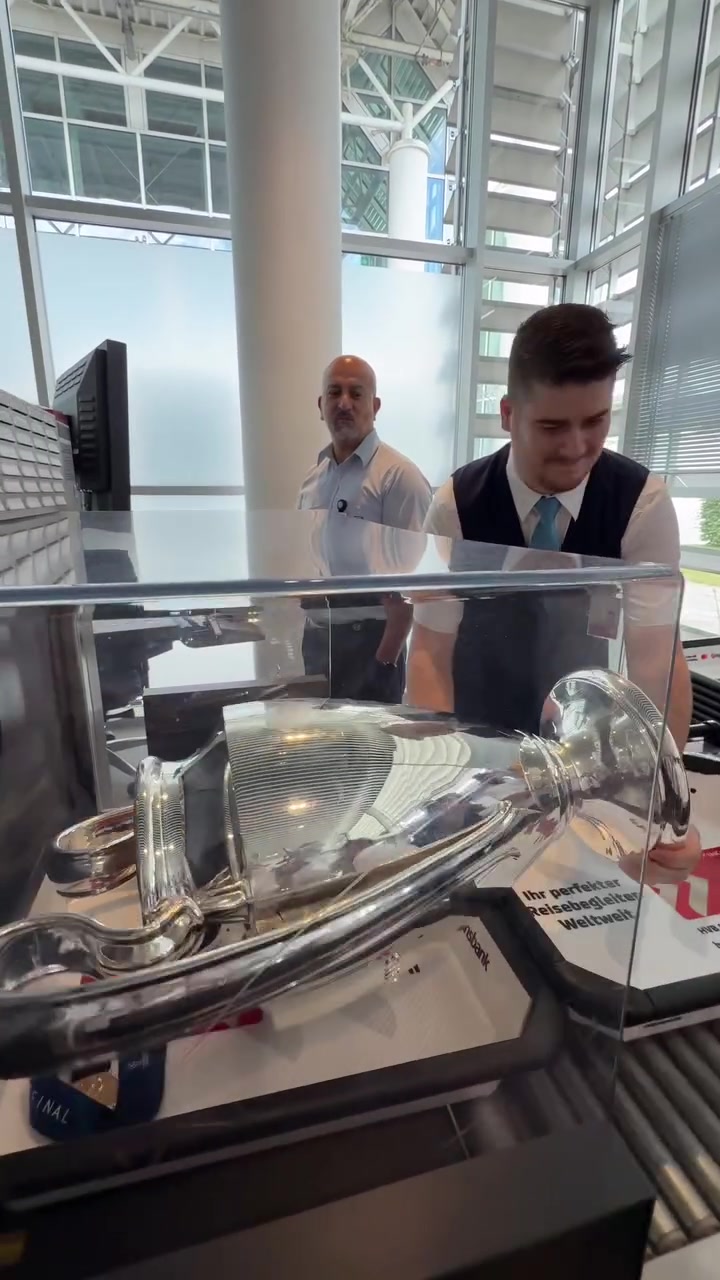 DG视讯官网平台大耳朵杯也要例行安检！巴黎社媒调侃：这是我们额外随身行李🏆